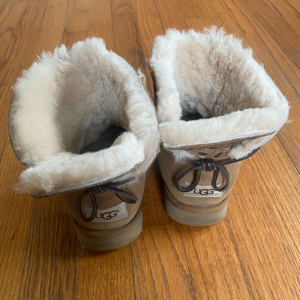 Used UGG boots - Picture 2 of 4